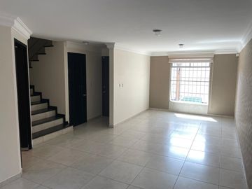 Venta de Casa en Zacatecas, Colinas del Padre, Tu próximo hogar renovado, con protecciones y alarma, 3 habitaciones, 1 Estudio-Gimnasio, 1 oficina, 2 