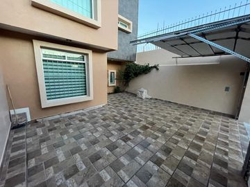 Venta de Casa en Zacatecas, Colinas del Padre, Tu próximo hogar renovado, con protecciones y alarma, 3 habitaciones, 1 Estudio-Gimnasio, 1 oficina, 2 