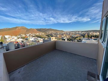 Venta de Casa en Zacatecas, Colinas del Padre, Tu próximo hogar renovado, con protecciones y alarma, 3 habitaciones, 1 Estudio-Gimnasio, 1 oficina, 2 