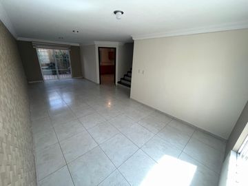 Venta de Casa en Zacatecas, Colinas del Padre, Tu próximo hogar renovado, con protecciones y alarma, 3 habitaciones, 1 Estudio-Gimnasio, 1 oficina, 2 