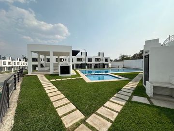 VENTA DE CASA CON ALBERCA EN EL CENTRO DE JIUTEPEC