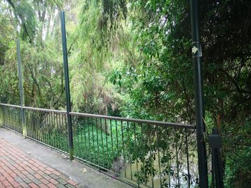 Venta Hermosa y amplia casa, con parque y rio!
