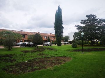 Venta Hermosa y amplia casa, con parque y rio!
