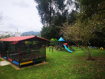 Venta Hermosa y amplia casa, con parque y rio!