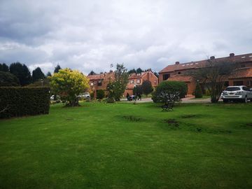 Venta Hermosa y amplia casa, con parque y rio!
