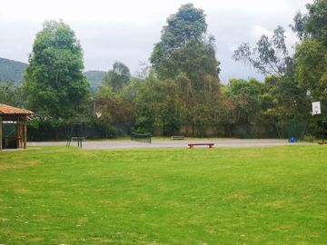 Venta Hermosa y amplia casa, con parque y rio!