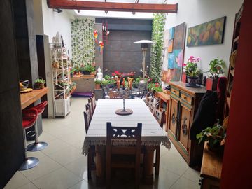 Venta Hermosa y amplia casa, con parque y rio!