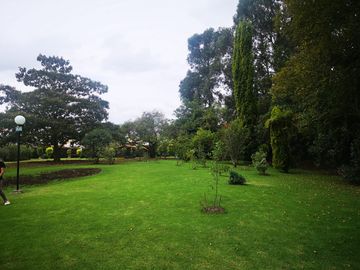 Venta Hermosa y amplia casa, con parque y rio!