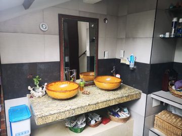 Venta Hermosa y amplia casa, con parque y rio!