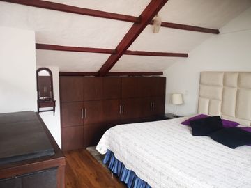 Venta Hermosa y amplia casa, con parque y rio!