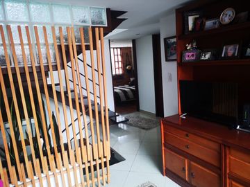 Venta Hermosa y amplia casa, con parque y rio!