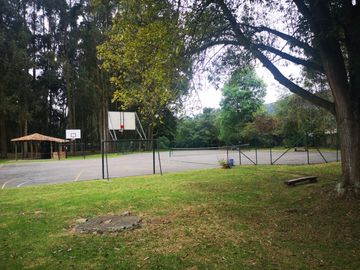 Venta Hermosa y amplia casa, con parque y rio!