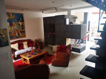 Venta Hermosa y amplia casa, con parque y rio!