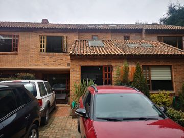 Venta Hermosa y amplia casa, con parque y rio!