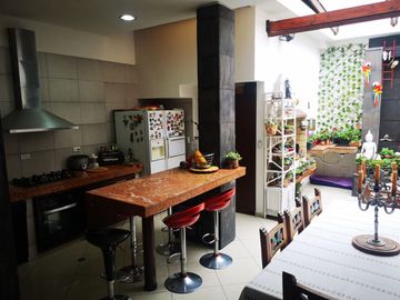 Venta Hermosa y amplia casa, con parque y rio!