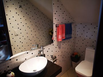 Venta Hermosa y amplia casa, con parque y rio!