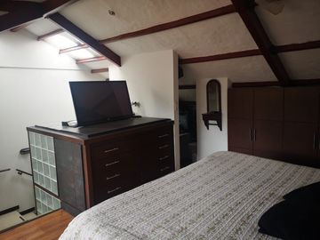Venta Hermosa y amplia casa, con parque y rio!
