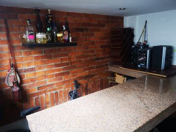 Venta Hermosa y amplia casa, con parque y rio!