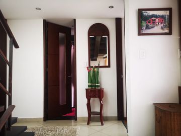 Venta Hermosa y amplia casa, con parque y rio!