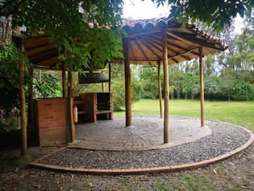 Venta Hermosa y amplia casa, con parque y rio!
