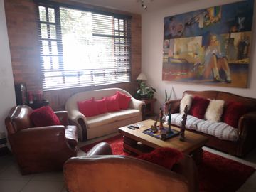 Venta Hermosa y amplia casa, con parque y rio!