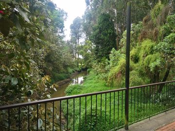Venta Hermosa y amplia casa, con parque y rio!