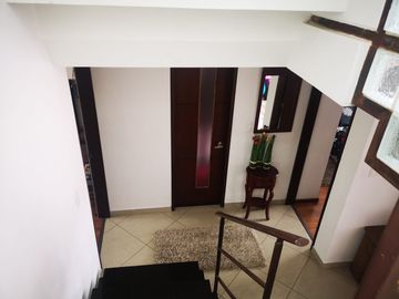 Venta Hermosa y amplia casa, con parque y rio!