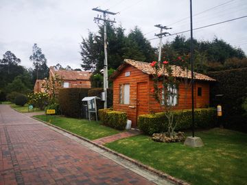 Venta Hermosa y amplia casa, con parque y rio!