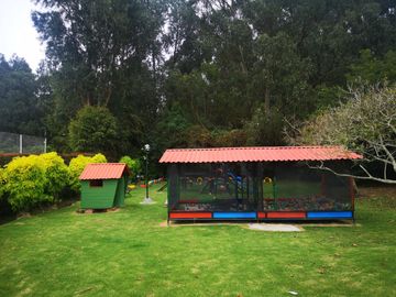 Venta Hermosa y amplia casa, con parque y rio!