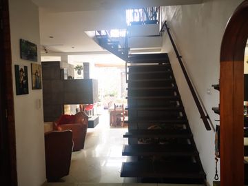 Venta Hermosa y amplia casa, con parque y rio!