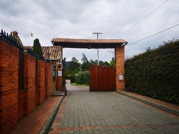 Venta Hermosa y amplia casa, con parque y rio!
