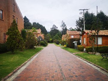Venta Hermosa y amplia casa, con parque y rio!