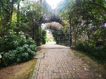 Venta Hermosa y amplia casa, con parque y rio!