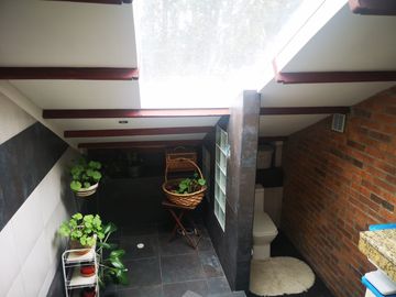 Venta Hermosa y amplia casa, con parque y rio!