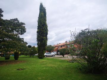 Venta Hermosa y amplia casa, con parque y rio!