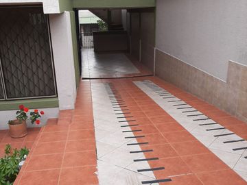 Casa rentera de venta en Jardines del Valle, 2 departamentos, una suit, terreno