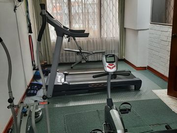 Casa rentera de venta en Jardines del Valle, 2 departamentos, una suit, terreno