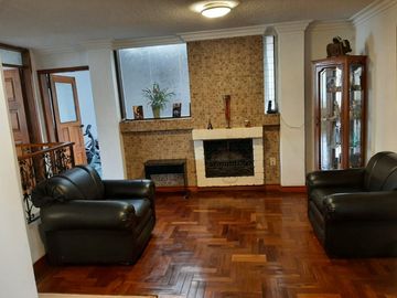 Casa rentera de venta en Jardines del Valle, 2 departamentos, una suit, terreno
