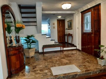 Casa rentera de venta en Jardines del Valle, 2 departamentos, una suit, terreno