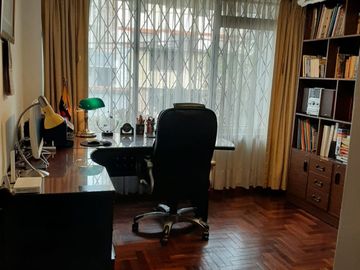 Casa rentera de venta en Jardines del Valle, 2 departamentos, una suit, terreno