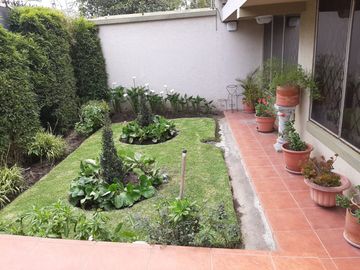 Casa rentera de venta en Jardines del Valle, 2 departamentos, una suit, terreno