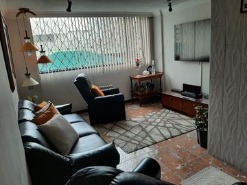 Casa rentera de venta en Jardines del Valle, 2 departamentos, una suit, terreno