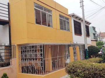 VIVE A UN PASO DE TODO EN URB. TUPAC AMARU - LA VICTORIA!!.. EXCLUSIVA CASA DE 2 PISOS Y AZOTEA (mmartinez lima1)