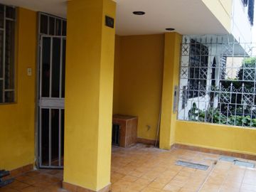 VIVE A UN PASO DE TODO EN URB. TUPAC AMARU - LA VICTORIA!!.. EXCLUSIVA CASA DE 2 PISOS Y AZOTEA (mmartinez lima1)