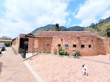 CHÍA- CASA CAMPESTRE ESPECTACULAR