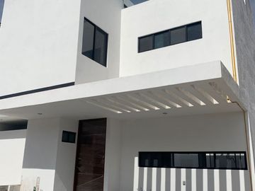 Venta de casa en Condominio con amenidades en Cumbres de Juriquillla