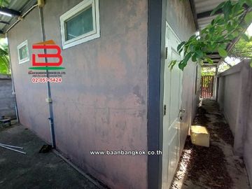 บ้านเดี่ยว หมู่บ้าน การเคหะคลองเก้า มีนบุรี เนื้อที่ 19.5 ตารางวา ซอยร่มเกล้า 7 ถนนนิมิตใหม่ แขวงสามวาตะวันออก เขตคลองสามวา กรุงเทพมหานคร
