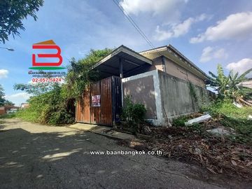บ้านเดี่ยว หมู่บ้าน การเคหะคลองเก้า มีนบุรี เนื้อที่ 19.5 ตารางวา ซอยร่มเกล้า 7 ถนนนิมิตใหม่ แขวงสามวาตะวันออก เขตคลองสามวา กรุงเทพมหานคร