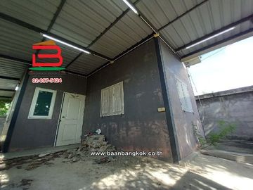 บ้านเดี่ยว หมู่บ้าน การเคหะคลองเก้า มีนบุรี เนื้อที่ 19.5 ตารางวา ซอยร่มเกล้า 7 ถนนนิมิตใหม่ แขวงสามวาตะวันออก เขตคลองสามวา กรุงเทพมหานคร