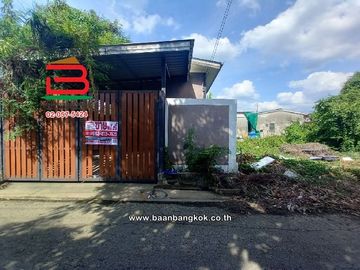 บ้านเดี่ยว หมู่บ้าน การเคหะคลองเก้า มีนบุรี เนื้อที่ 19.5 ตารางวา ซอยร่มเกล้า 7 ถนนนิมิตใหม่ แขวงสามวาตะวันออก เขตคลองสามวา กรุงเทพมหานคร